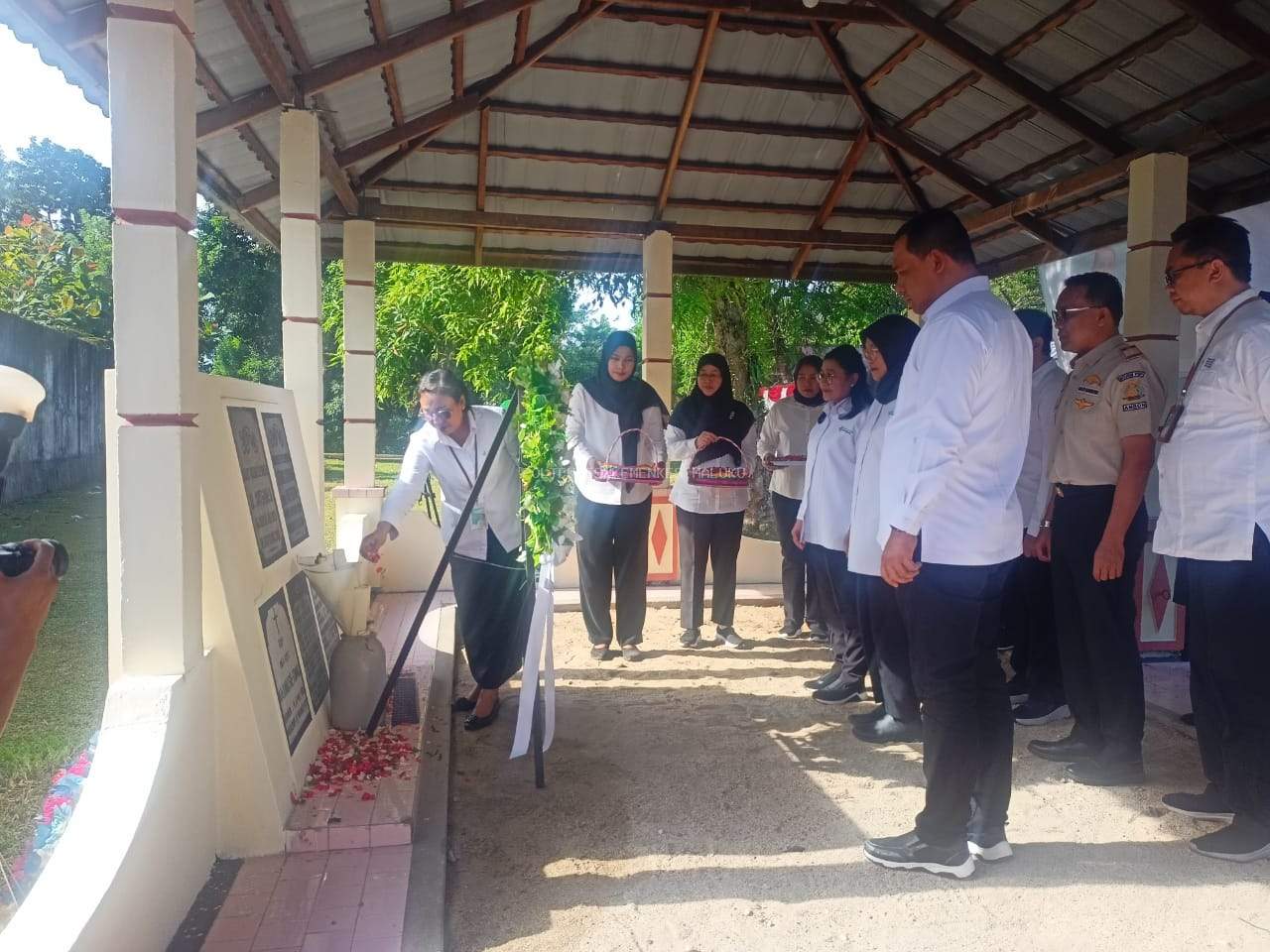 TABUR BUNGA DI MAKAM PAHLAWAN JB SITANALA SAMBUT HARI KESEHATAN NASIONAL