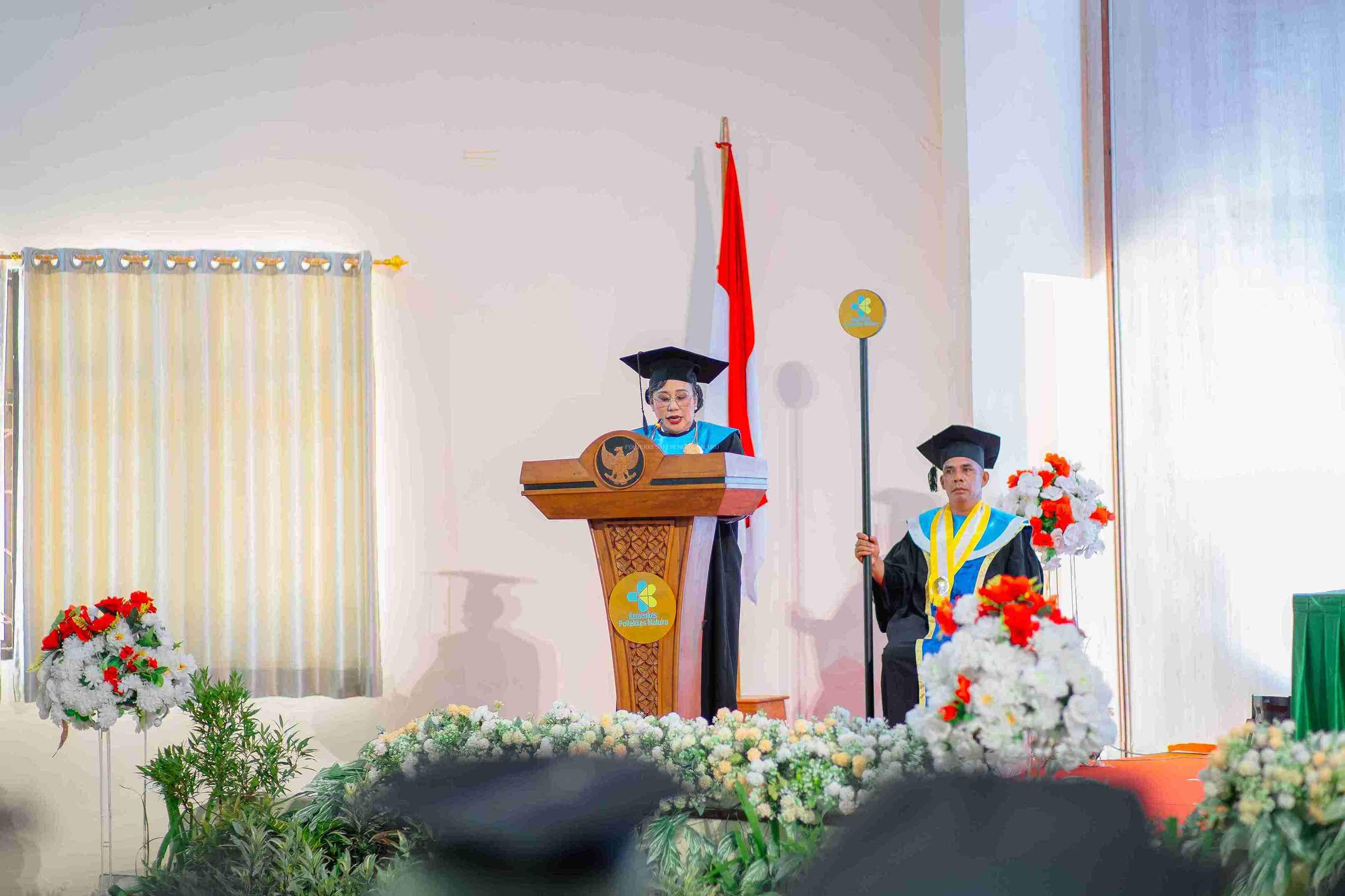 392 LULUSAN DIPLOMA TIGA KESEHATAN POLTEKKES KEMENKES MALUKU DIWISUDA DAN DILAKUKAN ANGKAT SUMPAH SEBAGAI TENAGA KESEHATAN