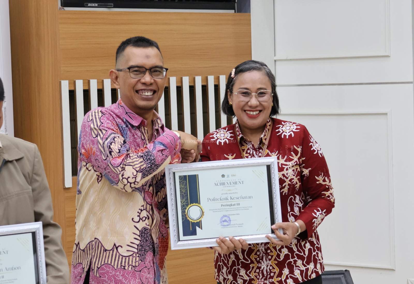 POLTEKKES KEMENKES MALUKU RAIH PENGHARGAAN TERBAIK KETIGA NILAI MATURITY RATING BLU KEMENTERIAN/LEMBAGA TAHUN 2024